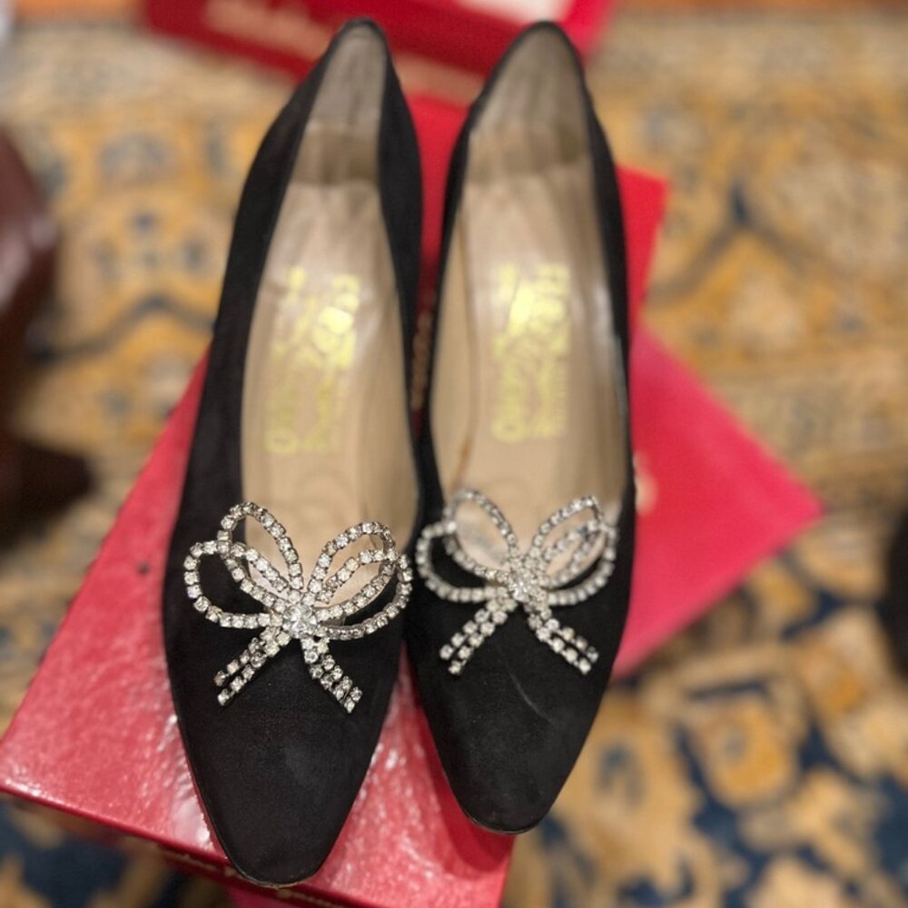 Salvatore Ferragamo Blk Suede pointed round toe heel Made in Italy Sz 6.5